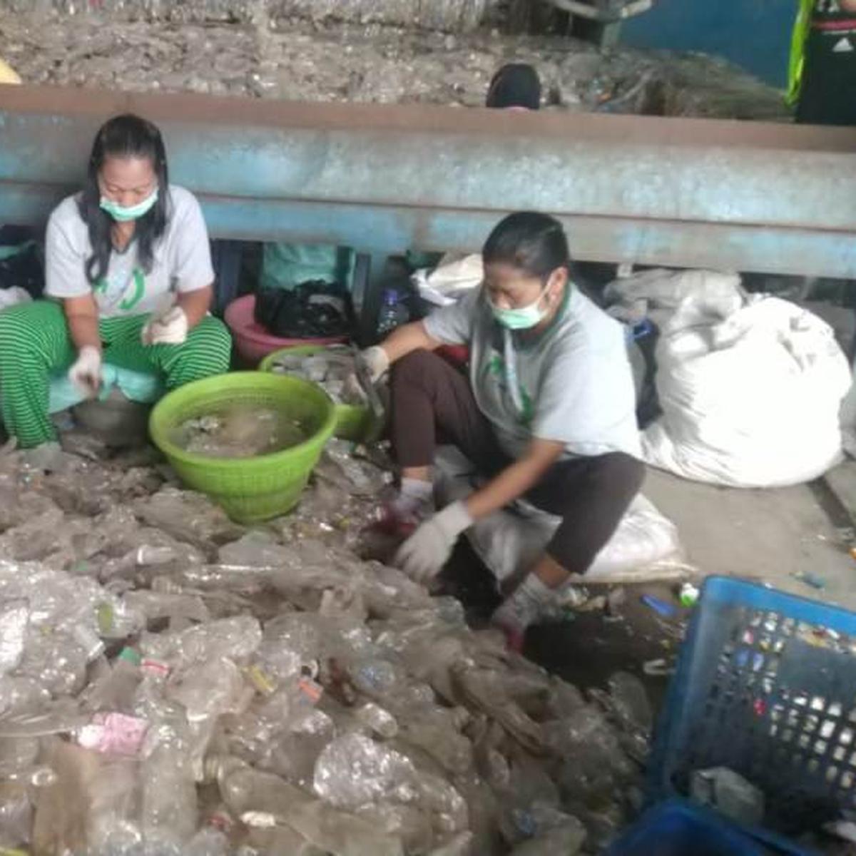 Roy Pet Mengubah Sampah Botol Plastik Jadi Bahan Daur Ulang ...