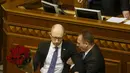 Seorang anggota parlemen bernama Oleg Barna tampak menyeret PM Arseny Yatsenyuk (kanan) dari podium saat membacakan laporan tahunan kinerja Pemerintah Ukraina di Majelis Tinggi Parlemen Ukraina, 11 Desember 2015. (REUTERS/Valentyn Ogirenko)