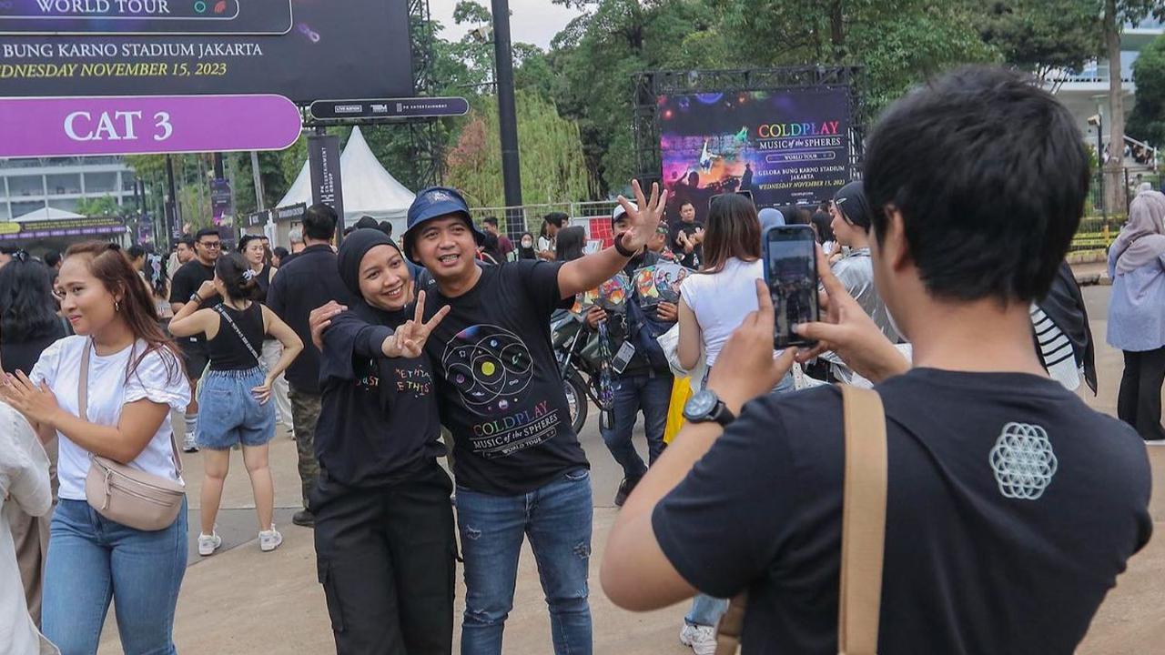 Ribuan penggemar yang hendak menyaksikan konser Coldplay bertajuk 'Music of the Spheres World Tour' mulai memadati kawasan Stadion Utama Gelora Bung Karno, Senayan, Jakarta, Rabu (15/11/2023).