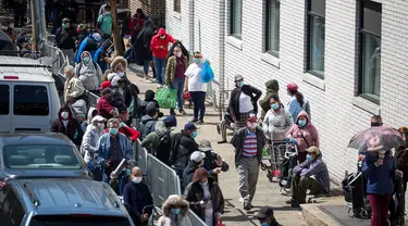 Orang-orang menunggu untuk menerima makanan di sebuah tempat distribusi makanan di Wilayah Brooklyn, New York, Amerika Serikat (AS), (14/5/2020). Jumlah klaim pengangguran awal di AS mencapai 2.981.000 pekan lalu. (Xinhua/Michael Nagle)