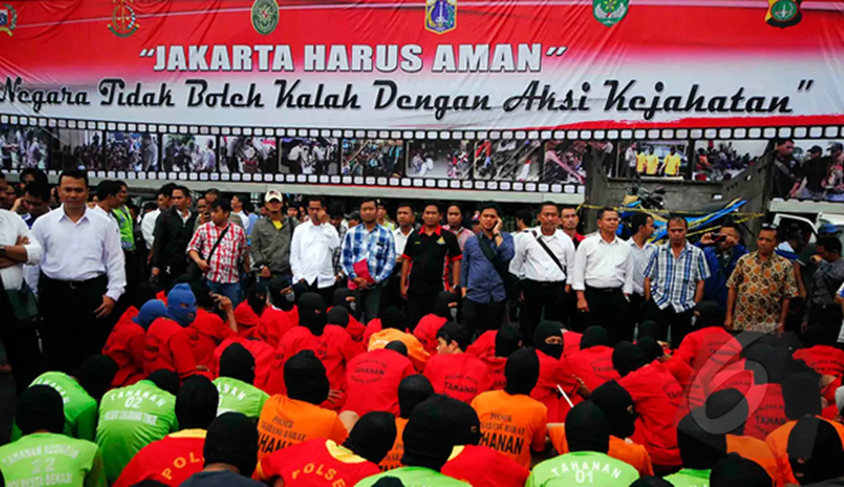 Aparat kepolisian mengungkap hasil operasi pemberantasan premanisme di Mapolda Metro Jaya, Jakarta, Selasa (3/2/2015). (Liputan6.com/JohanTallo)
