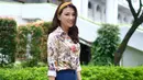 Nah, kalau yang satu ini Sarwendah memakai celana jeans dengan atasan kemeja bermotif bunga-bunganya. Ia juga memakai bandana bewarna kuning yang senada dengan sepatu heelsnya.  (Instagram/sarwendah29)
