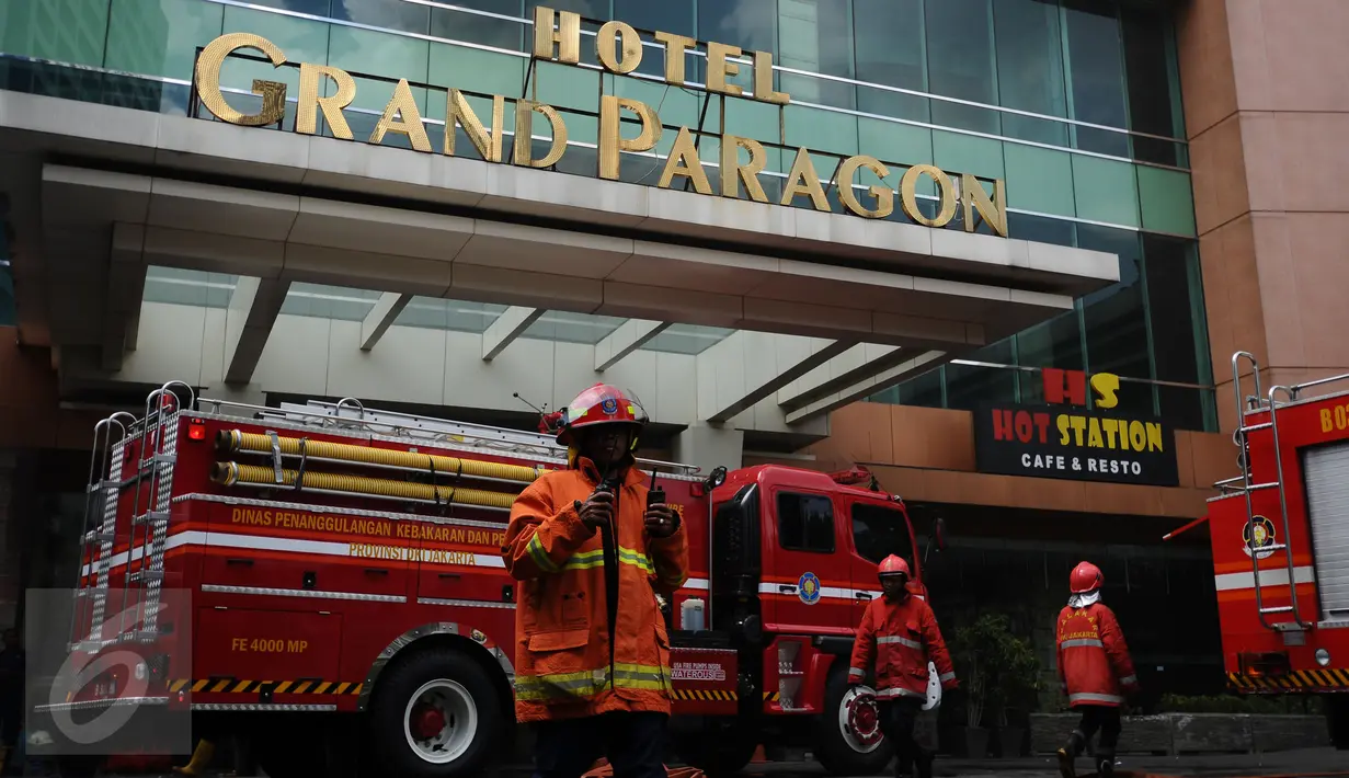 Petugas pemadam bersiap memadamkan kebakaran yang terjadi di Hotel Grand Paragon, Jakarta, Senin (2/1). Senin pagi kebakaran terjadi di Hotel Grand Paragon Jakarta, puluhan petugas berupaya melakukan pemadaman. (Liputan6.com/Helmi Fithriansyah)