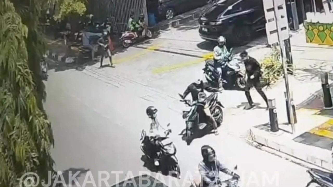 Viral Pencuri Sepeda Motor Acungkan Senpi di Kembangan, Polisi Turun Tangan