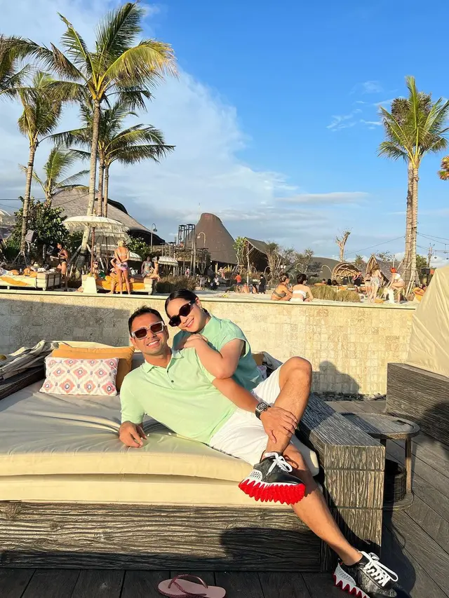 6 Gaya Serasi Raffi Ahmad-Nagita Slavina Rayakan Ultah dengan Dinner Romantis di Dalam Gua