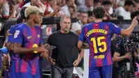 Pelatih Barcelona, Hansi Flick, berbicara dengan Andreas Christensen saat pertandingan La Liga Spanyol&nbsp;melawan Rayo Vallecano di Stadion Vallecas, Madrid, Spanyol, Senin, 1&nbsp;September 2025. (AP Photo/Manu Fernandez)