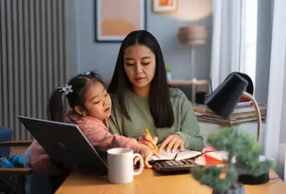 Dengan menerapkan slow parenting, kamu bisa merasakan berbagai manfaat positif, tidak hanya untuk anak, tetapi juga untuk seluruh anggota keluarga. [Dok/freepik.com]