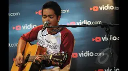 Aksi juara dua Music Video Contest, Dibya Dika saat tampil di kantor Vidio.com, SCTV Tower, Jakarta, Rabu (28/1/2015). (Liputan6.com/Herman Zakharia)