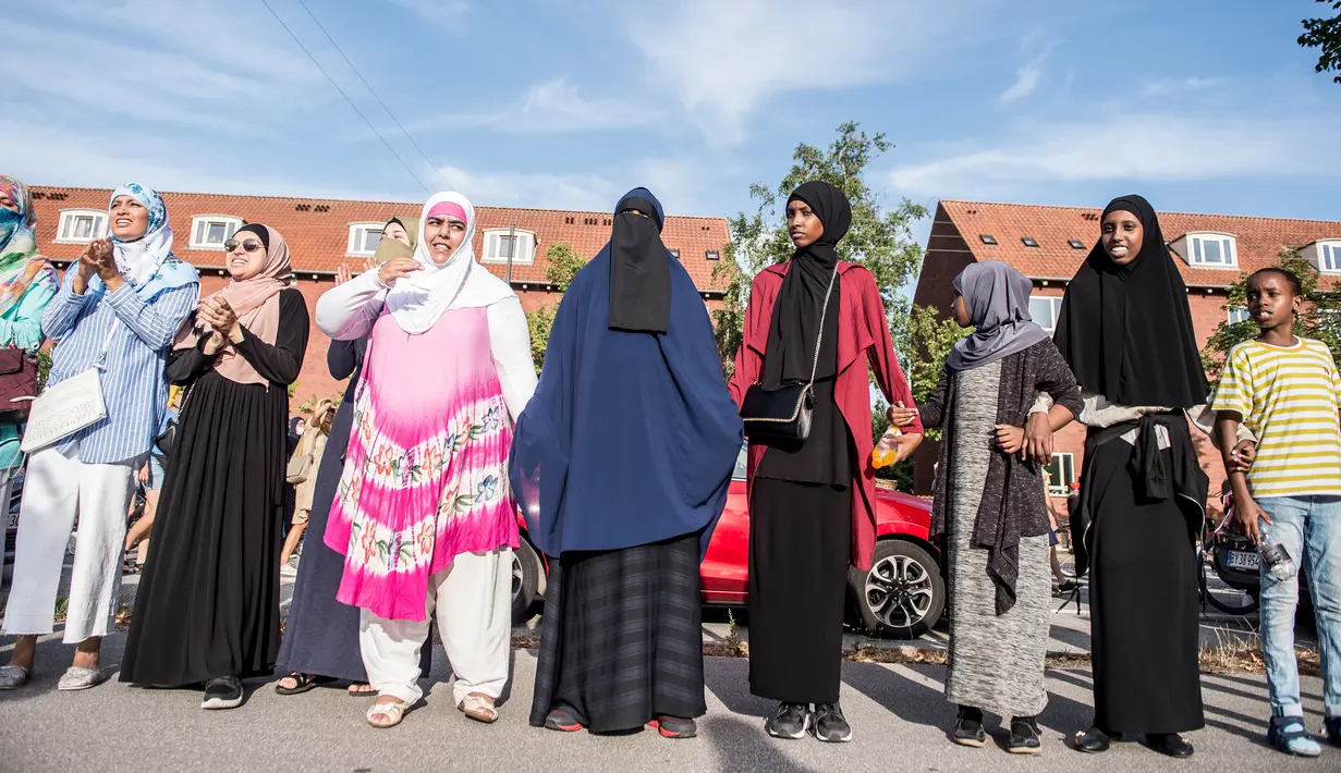 Demonstran melakukan protes larangan penggunaan cadar di Kopenhagen, Denmark, Rabu (1/8). Berdasarkan undang-undang baru, otoritas Denmark berhak mengusir para perempuan yang mengenakan cadar di tempat umum. (Mads Claus Rasmussen/Ritzau Scanpix via AP)