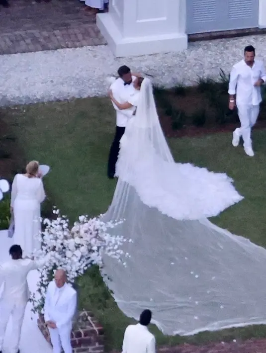 Setelah menggelar pernikahan intim di Las Vegas pada 16 Juli 2022 lalu, Jennifer Lopez dan Ben Affleck menggelar pesta pernikahan selama tiga hari sejak hari Jumat (19/8/2022) di Georgia, Amerika Serikat. (Instagram/benniferstan).