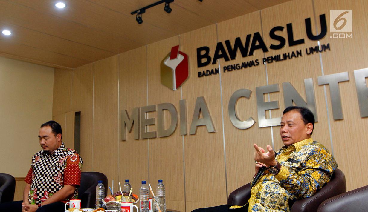 Ketua Bawaslu Abhan (kanan) memberi pemaparan saat membahas persoalan seputar DPT Pemilu 2019 di kantor Bawaslu, Jakarta, Rabu (14/11). Bawaslu menilai masih banyak DPT ganda dan bermasalah diberbagai daerah. (Liputan6.com/Johan Tallo)