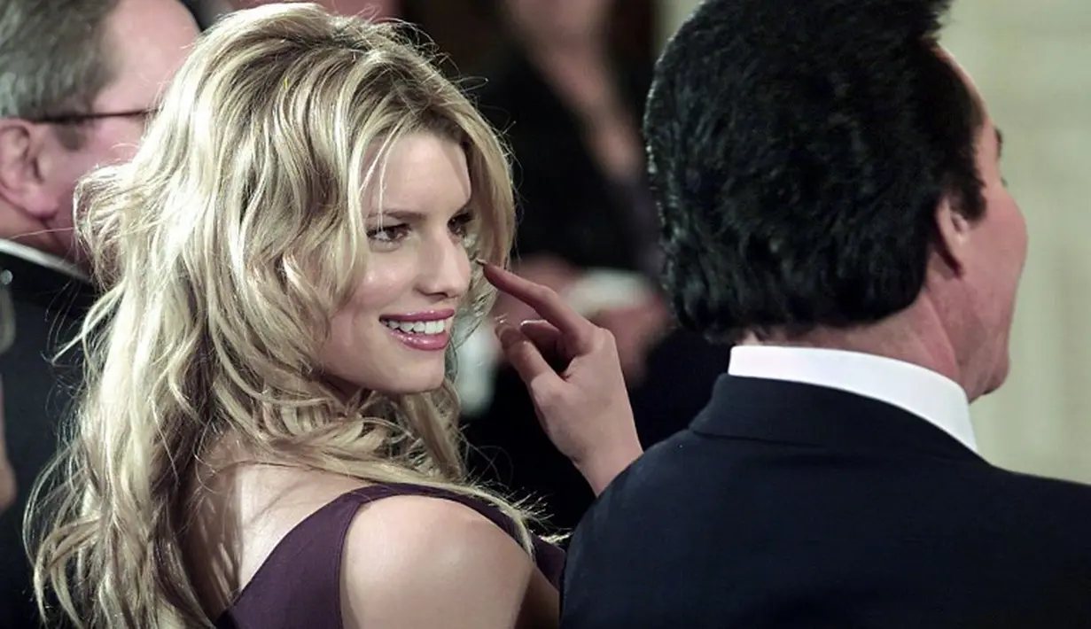 Jessica Simpson selingkuhi Nick Lachey dengan pentolan Maroon 5, Adam Levine pada 2005 lalu. (STEPHEN JAFFE / AFP)