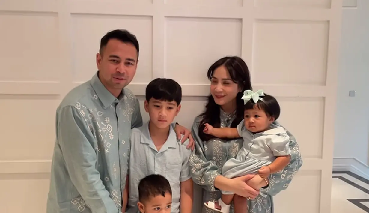 Raffi Ahmad dan Nagita Slavina pilih busana sarimbit abu-abu cool tone dengan detail bordir. Sedangkan Rafathar, Rayyanza, dan Lily kenakan busana polosan [@raffinagita1717]