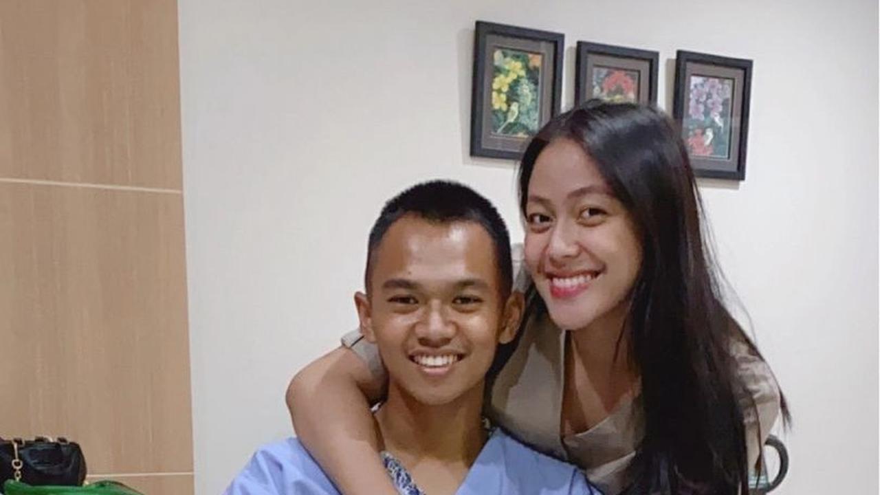 Ditimpa musibah yang menyebabkan kaki suaminya patah, wanita cantik ini pun mendampingi suaminya untuk kembali belajar berjalan.