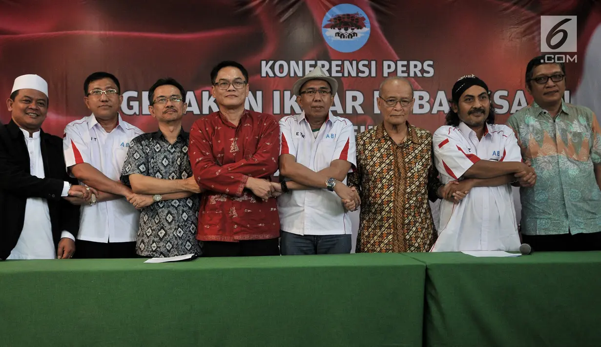 Aliansi Anak Bangsa dan para tokoh bangsa berfoto bersama seusai memberikan keterangan dalam rangka kegiatan Doa dan Ikrar Anak Bangsa untuk Indonesia, di Jakarta, Kamis (28/2). (Merdeka.com/Iqbal S. Nugroho)