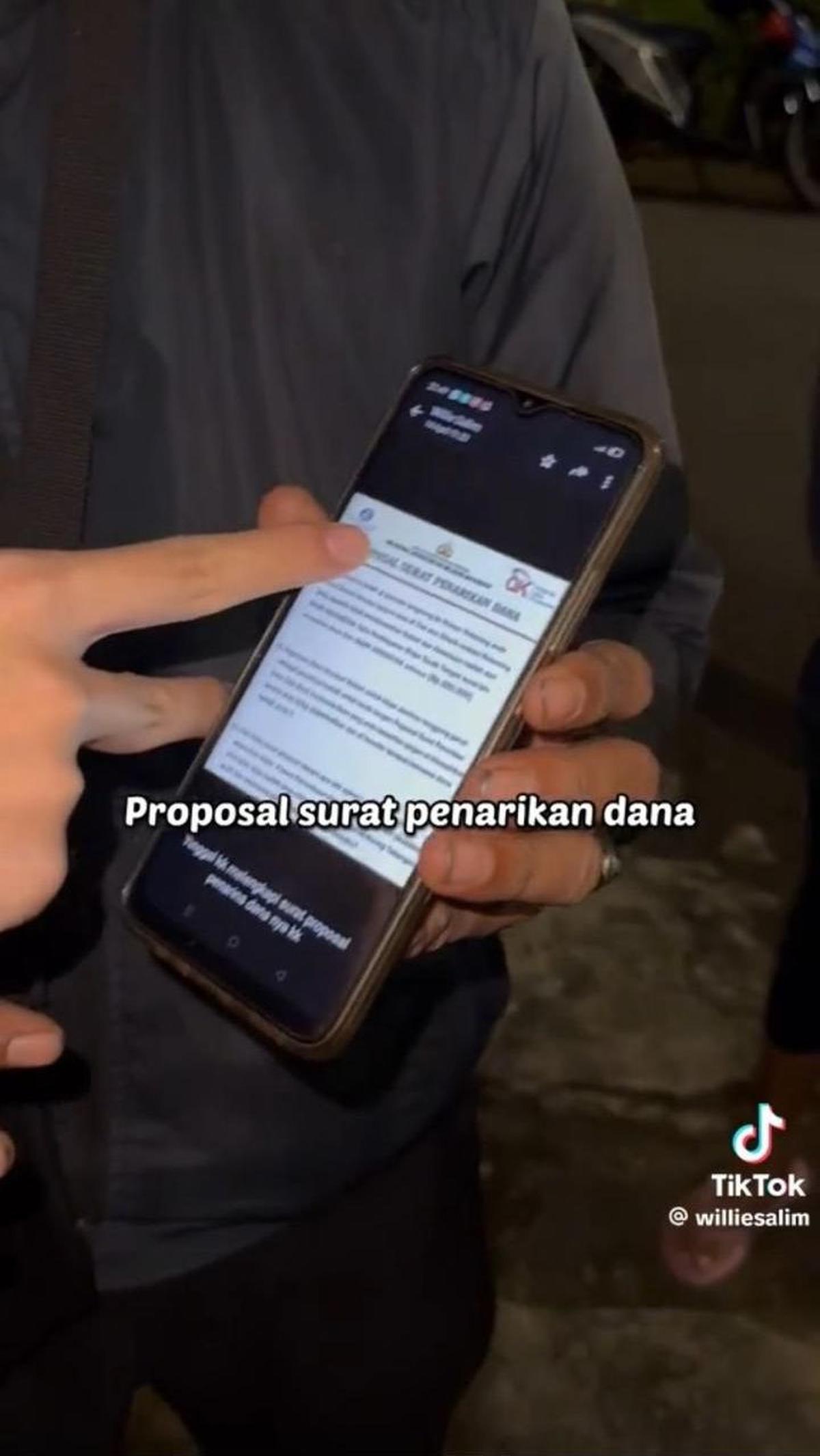 Penipu ini juga menyertakan berbagai surat mulai proposal surat penarikan dana, hingga surat penerima perjanjian dengan nama Jokowi. Selain itu, ada juga logo instansi kepolisian.
