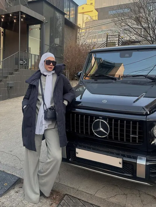 Paula Verhoeven tetap terlihat kece dalam balutan outfit musim dingin saat berpose di depan mobil mewah [@paula_verhoeven]