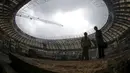 Pekerja berdiri di dalam stadion Luzhniki, Moskow, Rusia, Kamis, (9/7/2015). Untuk menyambut perhelatan Piala Dunia 2018, Stadion Luzhniki direnovasi besar-besaran.  (REUTERS/Maxim Shemetov)
