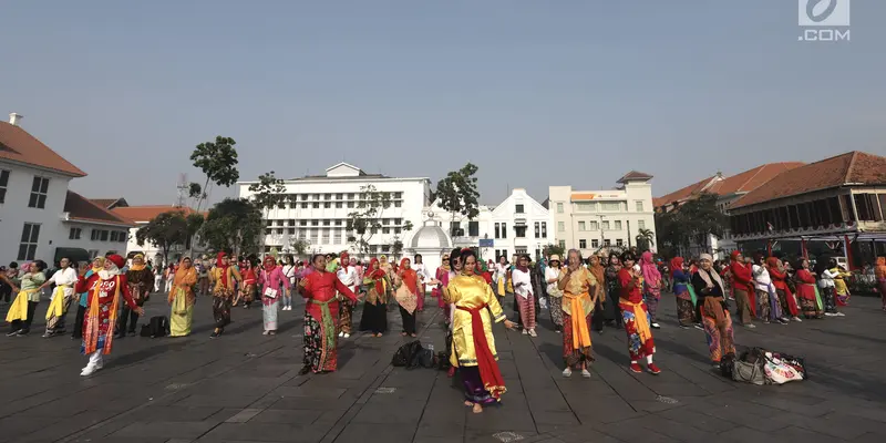 Flashmob Tari Cokek Meriahkan HUT ke-74 RI di Kota Tua