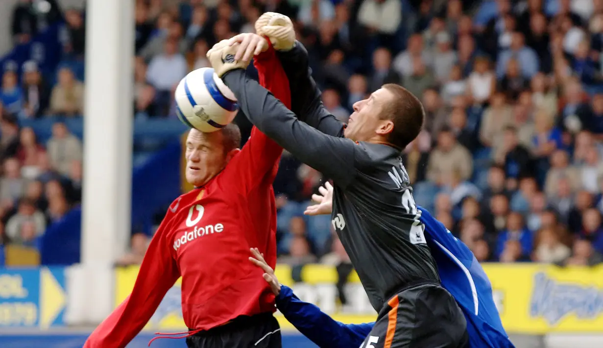 Nigel Martyn - Nama Nigel Martyn yang nyaris tidak pernah memperkuat klub papan atas dalam perjalanan kariernya. Puncak kariernya sendiri terjadi ketika ia memperkuat Leeds United periode 1996 hingga 2003. Total 137 clean sheets berhasil ia torehkan. (AFP/Paul Barker)