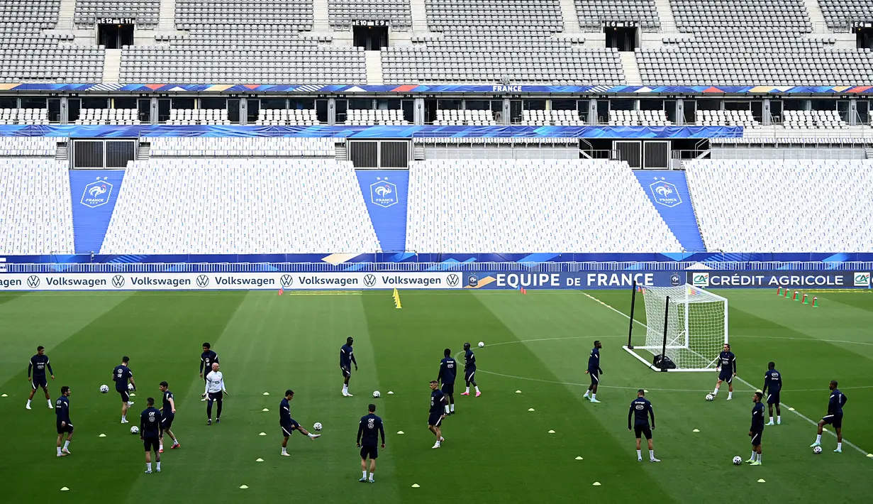 Para pemain Prancis menghadiri sesi latihan menjelang pertandingan persahabatan dengan Bulgaria di Stade de France di Saint-Denis, utara Paris, Senin (7/6/2021). Timnas Prancis akan bersua Bulgaria pada laga uji coba jelang Euro 2020 di Stade de France, Rabu (9/6) dini hari WIB. (FRANCK FIFE / AFP)