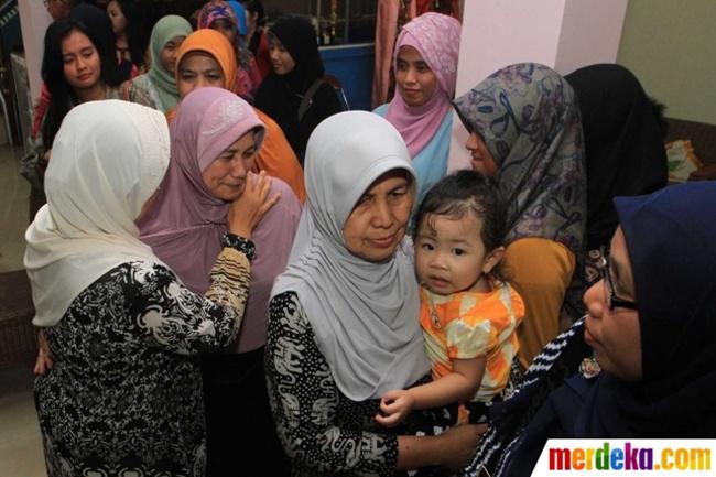 Suasana haru keluarga korban Air Asia Pramugari Khairunisa, Rohana | Photo: Copyright merdeka.com