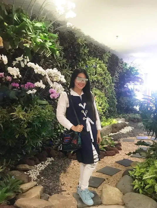 Selain hobi tampil mirip cewek-cewek Korea yang imut, Via juga sering banget tampil dengan ripped jeans yang ia padukan dengan beragam model busana. Seperti yang ini misalnya, gaya Via keren banget. (Instagram/viavallen)