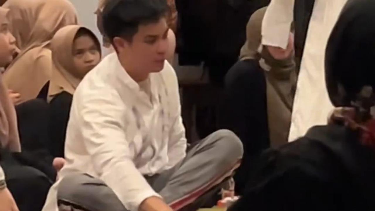 Potret Chand Kelvin dan Istri Hadiri Pengajian 7 Hari Meninggalnya Ayah Baim Wong