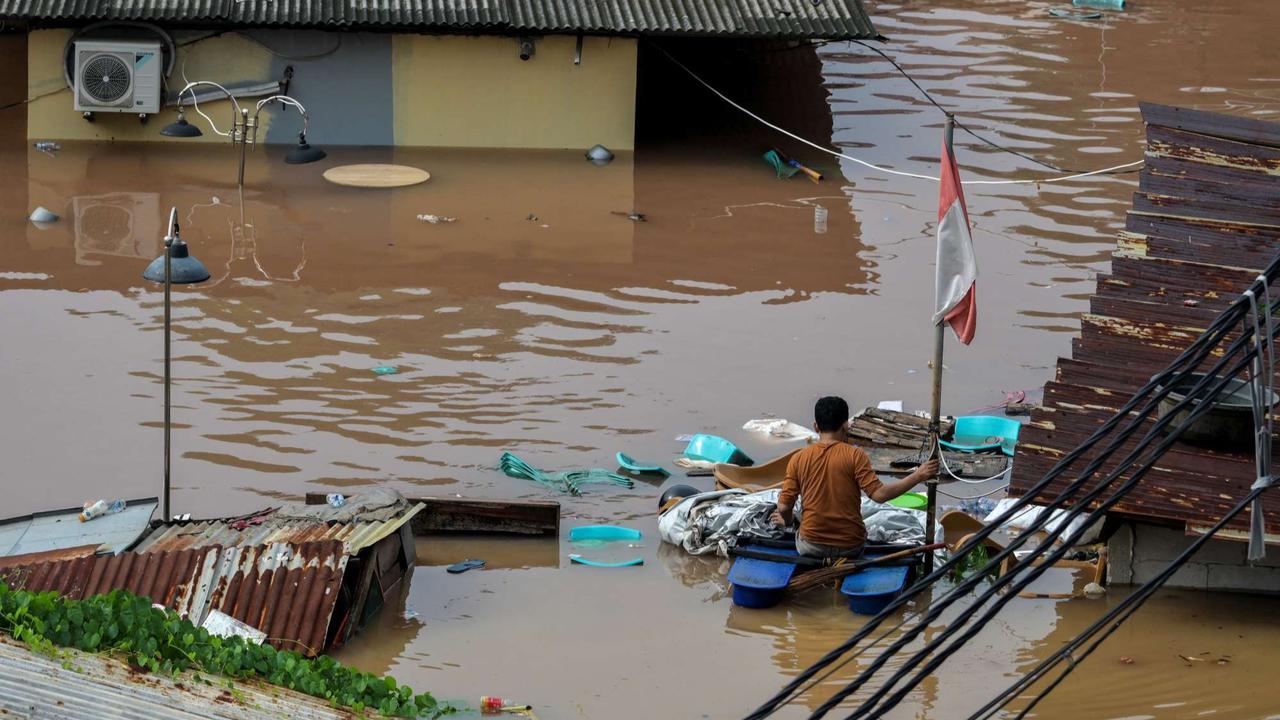 Banjir seatap rumah di Pasar Minggu