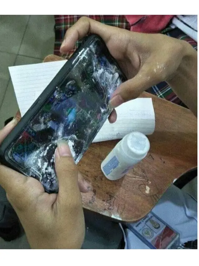 6 Kelakuan Kocak Orang Pakai Gadget Ini Bikin Tepuk Jidat