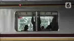 Aktivitas warga menggunakan jasa kereta Commuter Line di Stasiun Jatinegara, Jakarta, Senin (19/10/2020). Mulai hari ini PT KCI memberlakukan jam operasional KRL kembali normal seperti sebelum pandemi Covid-19, yakni mulai pukul 04.00-24.00 WIB. (merdeka.com/Iqbal S. Nugroho)