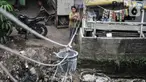 Pedagang saat melayani pembeli di salah satu warung kerek di Kuningan Barat, Mampang Prapatan, Jakarta Selatan, Rabu (25/5/2022). Setelah sempat terpuruk akibat pandemi Covid-19, warung kerek yang berada di tepi Kali Mampang ini kembali menggeliat. Agus (42), salah satu pedagang mengungkapkan akibat pandemi penjualan makanan di warung kerek merosot hingga 70 persen. (merdeka.com/Iqbal S Nugroho)