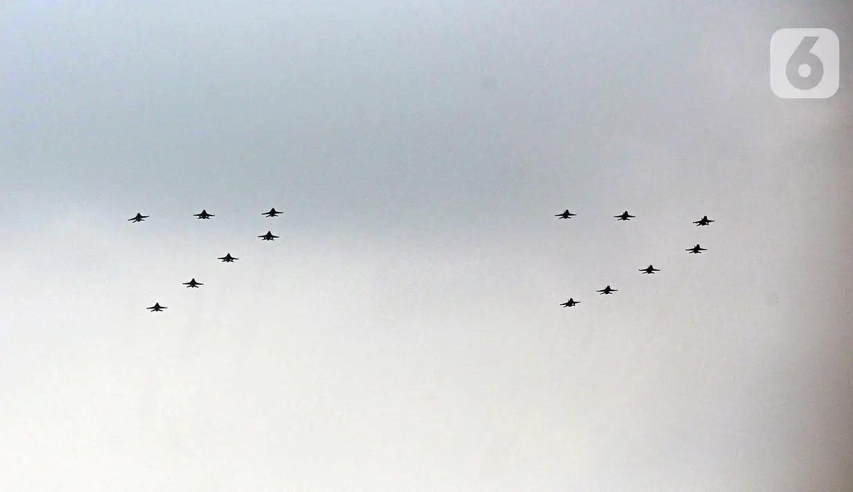 Pesawat tempur F-16 TNI AU terbang melintas di atas Istana Merdeka saat upacara peringatan detik-detik proklamasi di Jakarta, Rabu (17/8/2022). Aksi pesawat tempur TNI AU tersebut untuk memperingati Hari Ulang Tahun ke-77 Republik Indonesia. (Liputan6.com/Faizal Fanani)