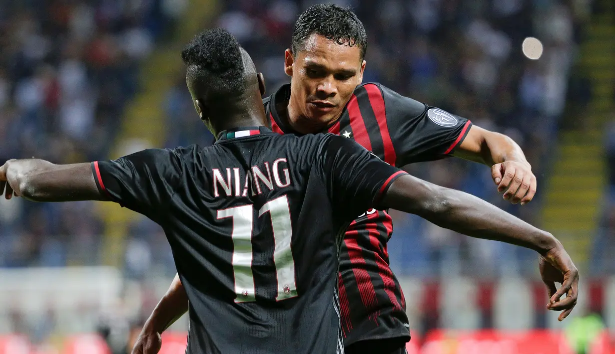 Penyerang AC Milan, Mbaye Niang melakukan selebrasi bersama rekannya Carlos Bacca usai mencetak gol kegawang Lazio pada lanjutan liga Italia di stadion San Siro, Milan, Italia, (21/9). AC Milan menang atas Lazio dengan skor 2-0. (REUTERS/Max Rossi)
