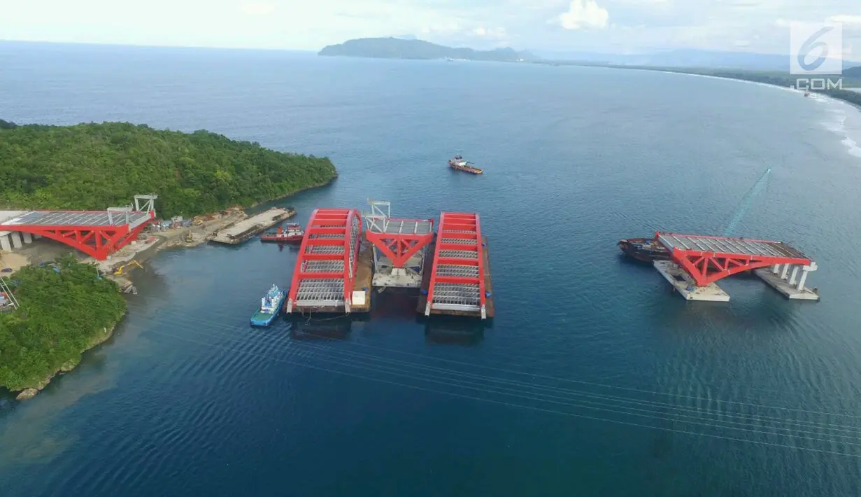 Bentang Tengah (Center Span) kedua Jembatan Holtekamp tiba di Jayapura, Selasa (3/1). Jembatan Holtekamp ini mampu memangkas waktu tempuh dari Kota Jayapura ke Muara Tami maupun Pos Lintas Batas Negara (PLBN) Skouw. (Liputan6.com/Pool/Kementerian PUPR)