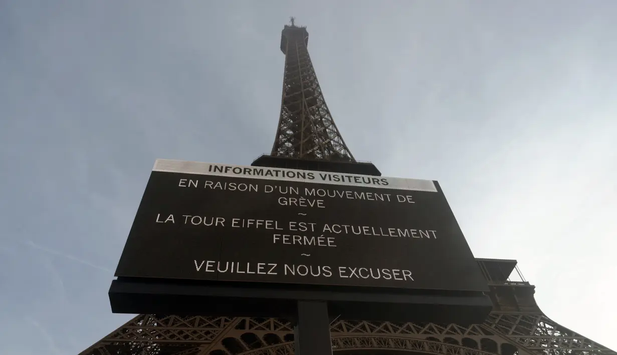 Aksi mogok ini adalah cara staf memprotes cara pengelolaan Menara Eiffel. Operator menara SETE meminta maaf atas pemogokan tersebut. (Dimitar DILKOFF / AFP)