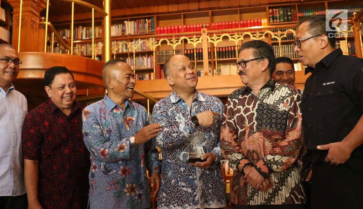 Putra almarhum Presiden ke-3 RI BJ Habibie Ilham Akbar Habibie berbincang dengan Ketua DK-PWI Pusat Ilham Bintang, Ketum PWI Pusat Atal S Depari dan pengurus PWI usai penyerahan anugerah Bapak Kemerdekaan Pers Indonesia kepada almarhum BJ Habibie, Jakarta (16/9/2019). (Liputan6.com/Angga Yuniar)