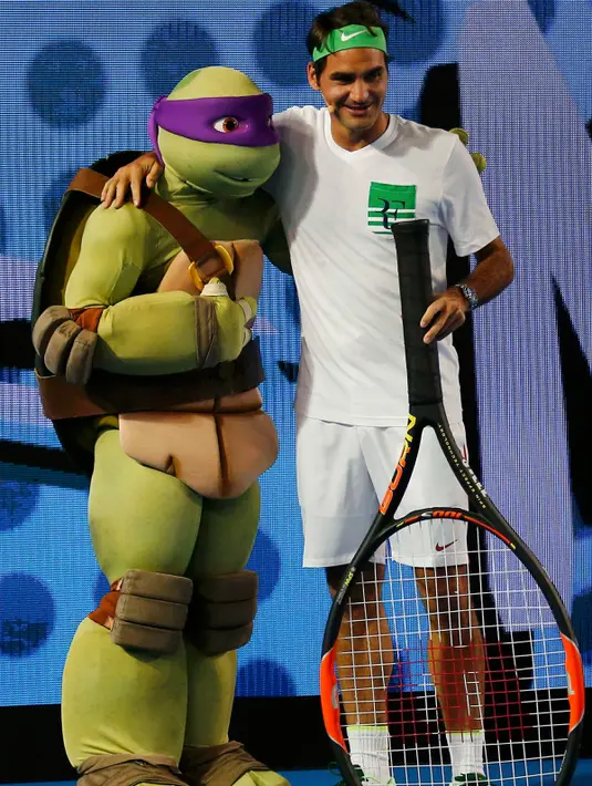 Petenis Swiss, Roger Federer berpose dengan salah satu karakter kura - kura ninja di Melbourne Park, Australia, (16/1). Acara ini juga sebagai kampanye penyelenggaraan Turrnamen  tenis Australia Terbuka yang dimulai 18 januari 2016. (REUTERS / Issei Kato)