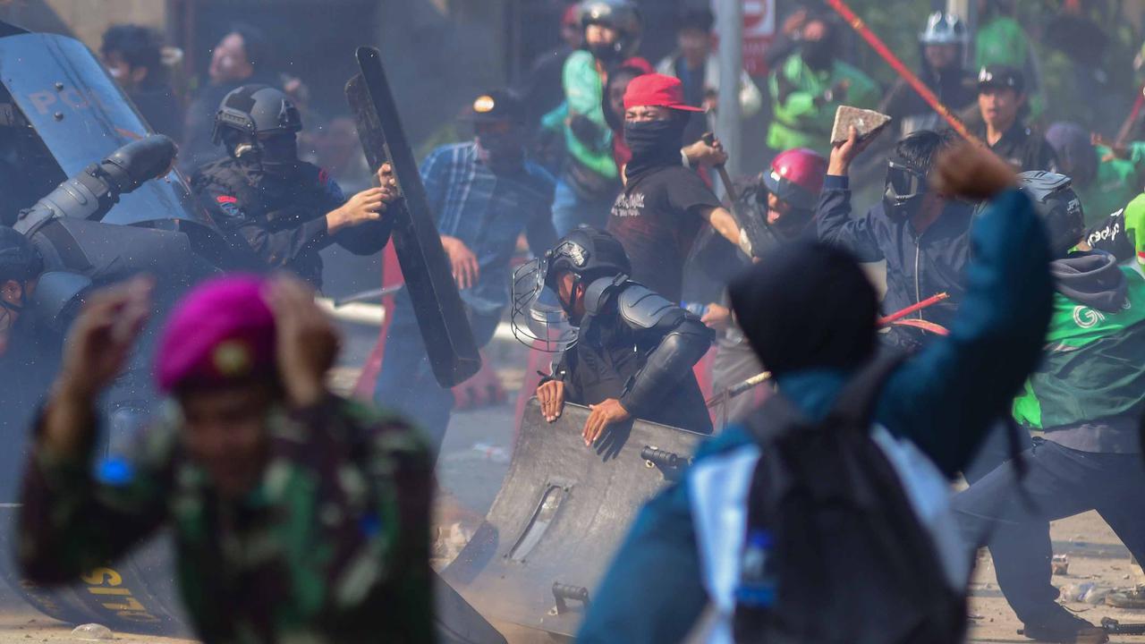 FOTO: Demo Ricuh di Kwitang Usai Kematian Driver Ojol Tertabrak Rantis Brimob