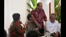 Menteri Andrinof (kedua kanan) berbincang dengan Menteri Basuki (kanan), Menteri Amran Sulaiman (kedua kiri) dan Menteri Siti Nurbaya (kiri) sebelum mengikuti rapat koordinasi di Istana Bogor, Kamis (29/1). (Liputan6.com/Faizal Fanani)