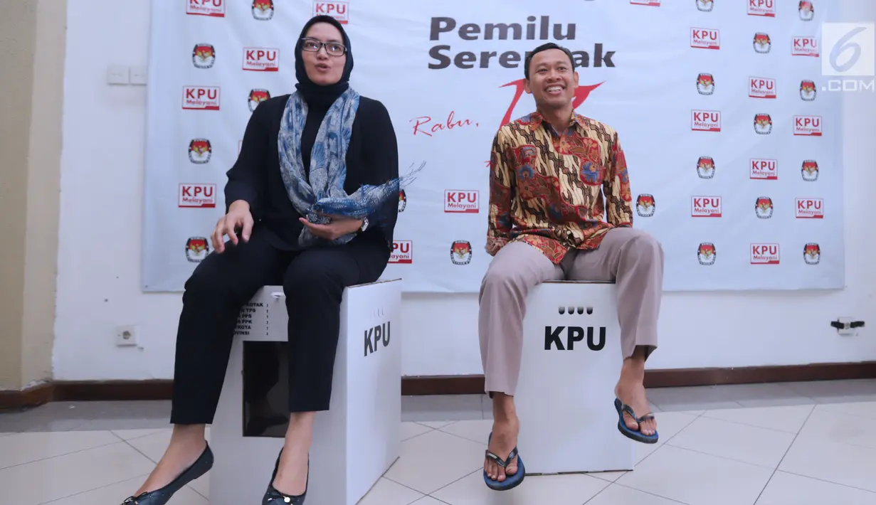 Komisioner KPU RI, Evi Novida GM (kiri) dan Pramono UT mencoba kekuatan kotak suara yang akan digunakan pada Pemilu Serentak 2019 di Kantor KPU, Jakarta, Jumat (14/12). Kotak suara tersebut bermaterial karton kedap air. (Liputan6.com/Helmi Fithriansyah)