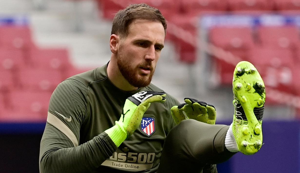 Jan Oblak. Kiper asal Slovenia berusia berusia 28 tahun ini telah memperkuat Atletico Madrid sejak musim 2014/2015. Musim ini ia telah tampil dalam 41 laga di semua ajang. Dengan Nilai pasar yang cukup tinggi mencapai 90 juta euro, namun sepadan dengan kualitasnya. (AFP/Javier Soriano)