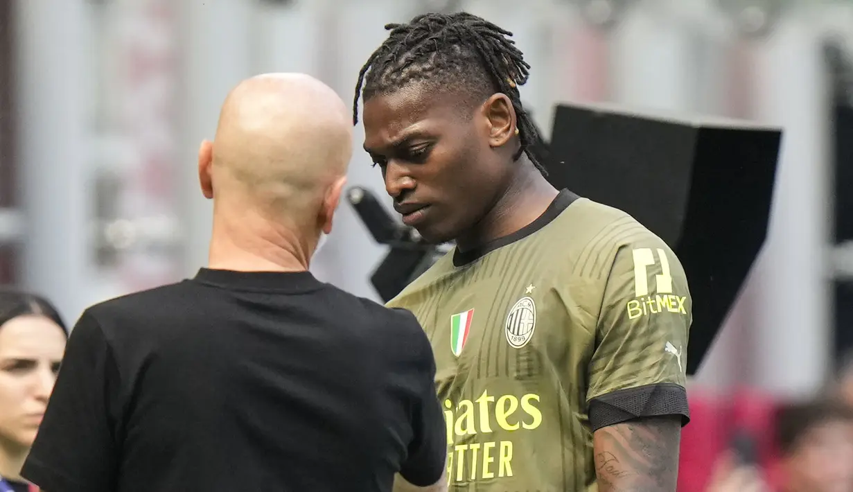 Reaksi kecewa pemain AC Milan, Rafael Leao (kanan) saat ditarik ke luar lapangan oleh pelatih Stefano Pioli pada laga pekan ke-34 Liga Italia 2022/2023 antara AC Milan melawan Lazio di San Siro, Milan, Italia, Sabtu (06/05/2023). Leao digantikan oleh Alexis Saelemaekers pada menit ke-11. (AP Photo/Luca Bruno)