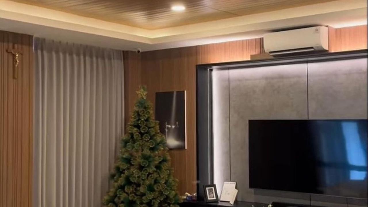 Ruang keluarga di rumah Jonatan Christie dipenuhi dengan sofa nyaman, menciptakan suasana yang hangat dan menyenangkan.<br>