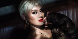 Sejak lama, Agnez Mo kerap terkenal sebagai penyanyi yang hobi bergonta-ganti gaya rambutnya. Terbaru, di awal tahun2018 ini Agnez kembali hadir dengan gaya rambutnya yang baru. (Instagram/agnezmo)