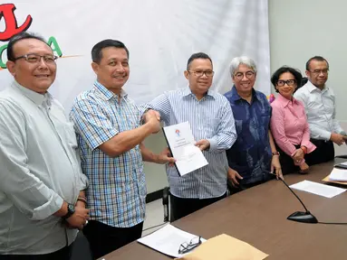 Anggota tim sembilan Kemenpora, Oegroseno (kedua kiri) bersalaman dengan Alfitra Salamm saat jumpa pers berakhirnya masa tugas tim sembilan di Jakarta, Rabu (6/5/2015). Tugas tim sembilan berakhir pada 30 April lalu. (Liputan6.com/Helmi Fithriansyah)