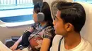 Dalam unggahan yang dibagikan oleh para sahabat, tampak keduanya menikmati perjalanan menaiki kereta api cepat pertama yang dikembangkan oleh Jepang tersebut. Entah apa yang sedang mereka lihat di luar, tapi pose keduanya lagi-lagi bikin netizen gemas karena sangat kompak. (Liputan6.com/IG/@ratu.namira)