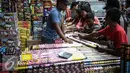 Pembeli memilih petasan di Pasar Asemka, Jakarta, Selasa (27/12). Jelang seminggu sebelum perayaan tahun baru 2017 sejumlah pedagang mulai menjajakan berbagai jenis petasan. (Liputan6.com/Faizal Fanani)