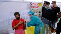 Ekspresi gelandang garang Persis Solo, Muhammad Shulton Fajar yang ikut didampingi Wali Kota Surakarta, Gibran Rakabuming Raka saat vaksinasi di RS dr. Oen Surakarta, Jumat (28/5/2021). (Dok Humas Pemkot Surakarta)