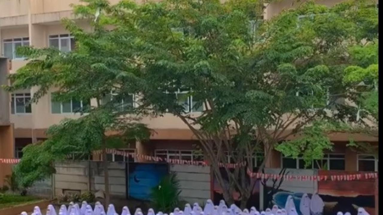 Upacara ini dihadiri oleh santriwati Ponpes tersebut. Para santriwati ini memang mengenakan cadar. Video ini pun banjir pujian warganet.